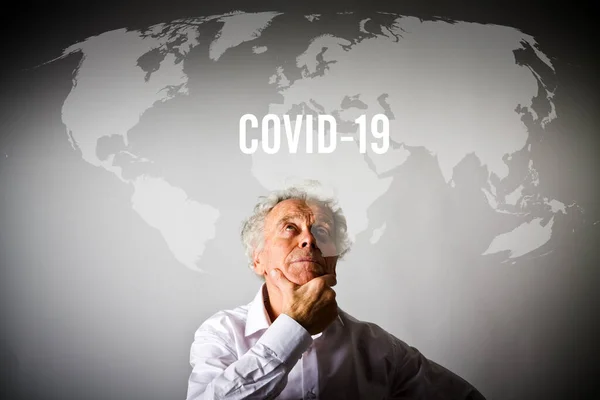 Yaşlı Adam Covid Yaşlı Adam Coronavirus Için Endişeleniyor Dünya Konseptinde — Stok fotoğraf