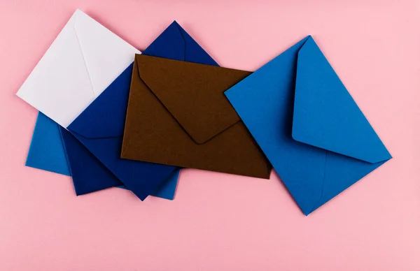 Envelopes Coloridos Sobre Fundo Rosa Envelopes Correio Mesa — Fotografia de Stock