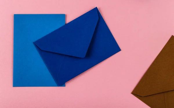 Kleurrijke Enveloppen Een Roze Achtergrond Postenveloppen Tafel — Stockfoto