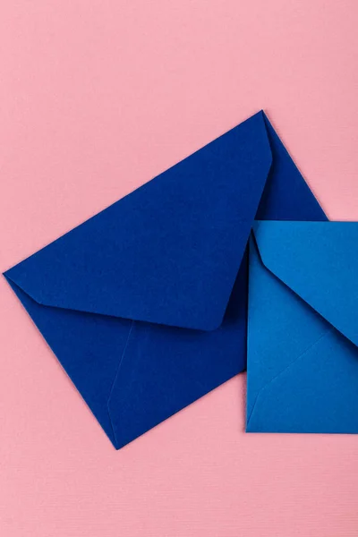 Blauwe Enveloppen Een Roze Achtergrond Postenveloppen Tafel — Stockfoto