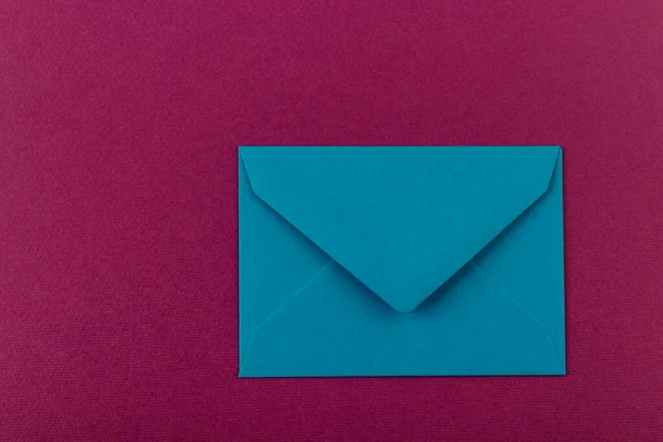 紫色背景的彩色信封 桌上的邮包 — 图库照片