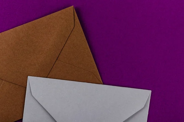 Envelopes Coloridos Sobre Fundo Roxo Envelopes Correio Mesa — Fotografia de Stock