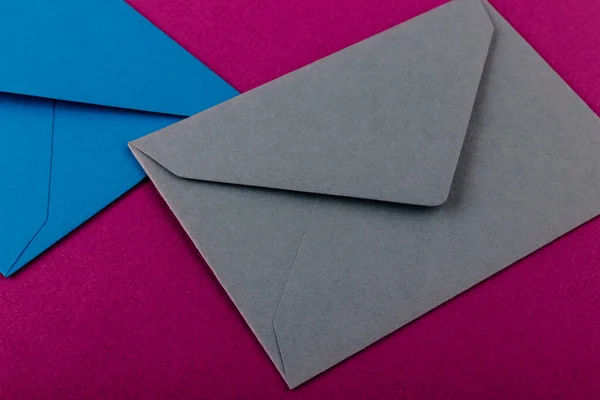 Kleurrijke Enveloppen Een Paarse Achtergrond Postenveloppen Tafel — Stockfoto