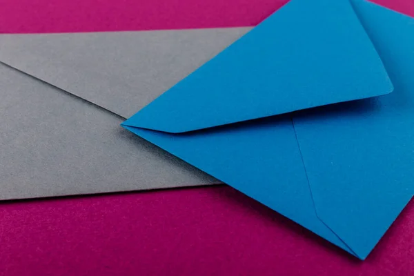 紫色の背景にカラフルな封筒 テーブルの上のメール封筒 — ストック写真