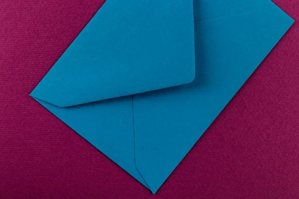 紫色背景的彩色信封 桌上的邮包 — 图库照片