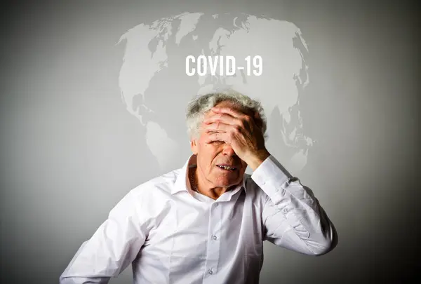 Yaşlı Adam Covid Yaşlı Adam Coronavirus Için Endişeleniyor Dünya Konseptinde — Stok fotoğraf