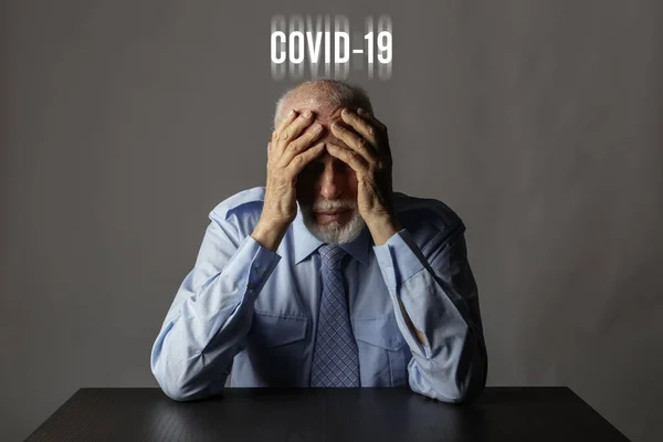 Anciano Queda Casa Durante Brote Coronavirus Covid Senior Preocupado Por —  Fotos de Stock