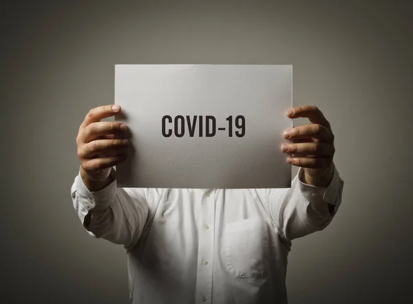 Adamın Elinde Covid Yazılı Beyaz Kağıt Var Man Covid Covid — Stok fotoğraf