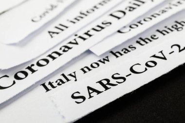 Coronavirus ölümcül hastalıkla ilgili çeşitli gazetelerden son dakika haberleri. Coronavirus salgını ve COVID-19 kriz konsepti. Mesaj at. Makro görünüm.