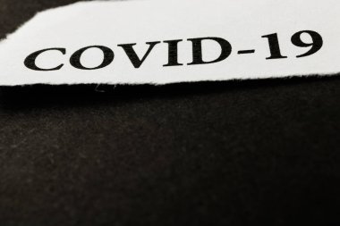 Coronavirus gazeteden son dakika haberi. Coronavirus salgını ve COVID-19 kriz konsepti. Mesaj at. Makro görünüm.