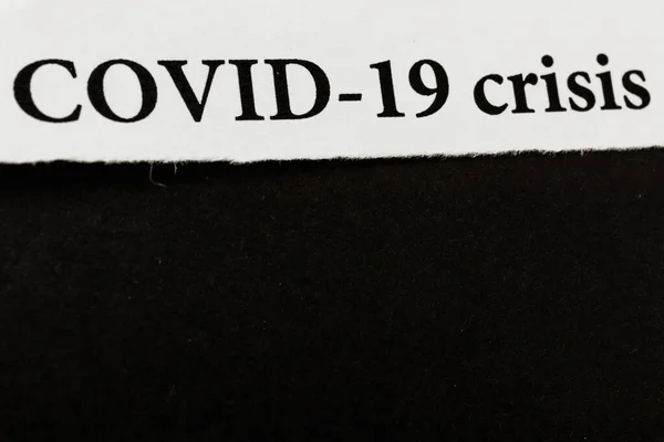 コロナウイルスはニュースの見出しを新聞から切り取る コロナウイルスの発生とCovid 19危機の概念 テキスト マクロビュー — ストック写真