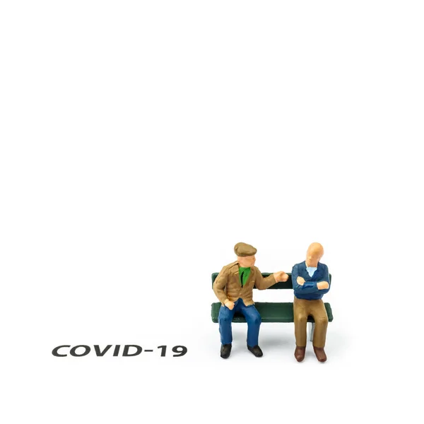 两个老人和考拉韦病毒爆发小雕像和关于Covid 19白色背景的文字 验尸官预防 社会疏离和检疫概念 — 图库照片