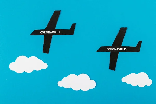 Aviones Papel Brote Coronavirus Pequeños Aviones Papel Texto Sobre Coronavirus — Foto de Stock