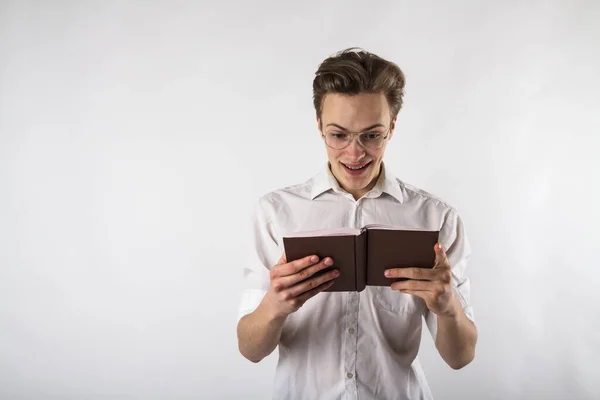 Νεαρός Κρατάει Βιβλίο Στα Χέρια Του Τύπος Γυαλιά — Φωτογραφία Αρχείου