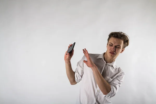 Een Jongeman Met Een Smartphone Zijn Handen Antipathie Afkeer Afwijzing — Stockfoto