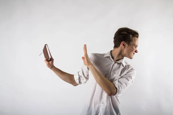 Unge Man Som Håller Arbetsboken Sina Händer Killen Med Glasögon — Stockfoto