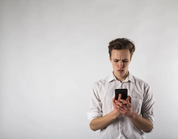 Ung Man Vitt Med Hjälp Smartphone Internetkorrespondens Kommunikation Internet — Stockfoto