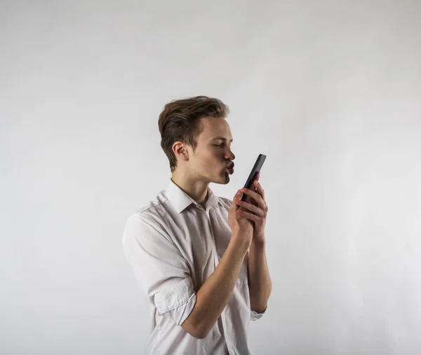 Ung Man Vitt Med Hjälp Smartphone Man Tar Selfie Över — Stockfoto
