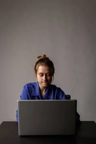 Jovem Mulher Azul Usando Laptop Para Navegar Rede — Fotografia de Stock