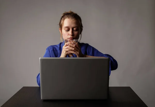 Ung Kvinna Blått Med Glas Vatten Med Hjälp Bärbar Dator — Stockfoto