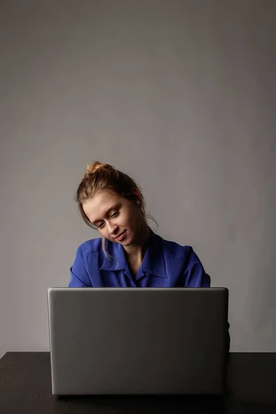 Jovem Mulher Azul Usando Laptop Para Navegar Rede — Fotografia de Stock