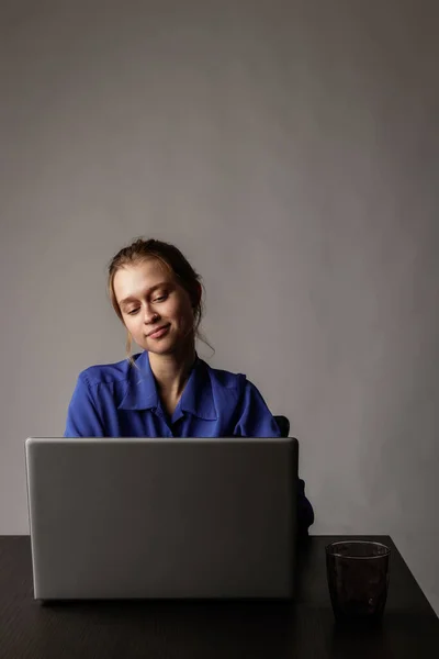 Jonge Vrouw Het Blauw Met Behulp Van Een Laptop Surfen — Stockfoto
