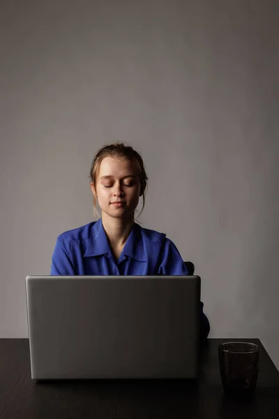Молода Жінка Синьому Кольорі Допомогою Ноутбука Перегляду Мережі — стокове фото
