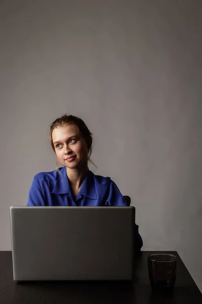 Jovem Mulher Azul Usando Laptop Para Navegar Rede — Fotografia de Stock