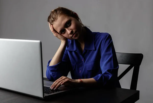 Jonge Vrouw Het Blauw Met Behulp Van Een Laptop Surfen — Stockfoto