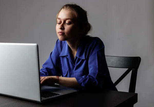 Νεαρή Γυναίκα Μπλε Χρησιμοποιώντας Ένα Φορητό Υπολογιστή Για Περιηγηθείτε Στο — Φωτογραφία Αρχείου