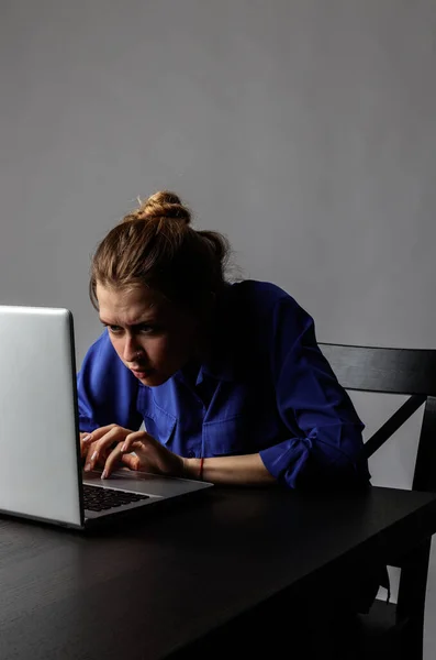 Jonge Vrouw Het Blauw Met Behulp Van Een Laptop Surfen — Stockfoto