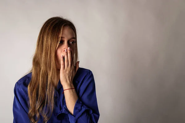 Uma Jovem Dorminhoca Azul Miúda Bocejar Tédio Bocejo — Fotografia de Stock