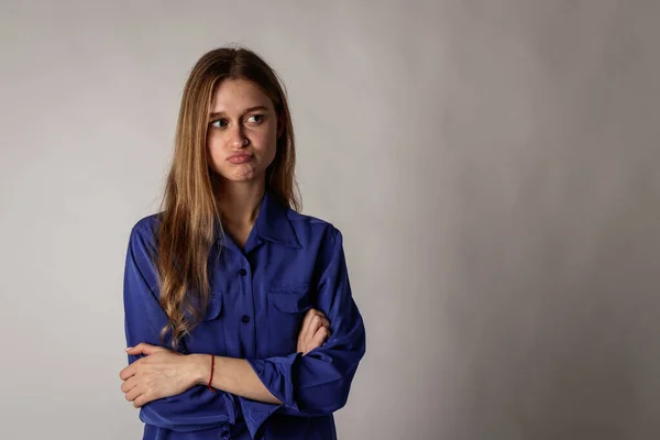 青い服を着た若い女性 うつ病 悲しみ — ストック写真