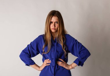 Öfke. Mavili kızgın genç kadın. Saldırganlık ve psikolojik şiddet.