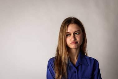 Mavili sıkıcı genç kadın. Depresyon, can sıkıntısı ve üzüntü.