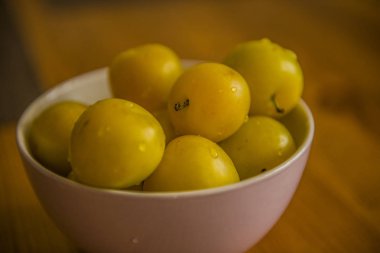 Ahşap masa üzerinde olgun Erik