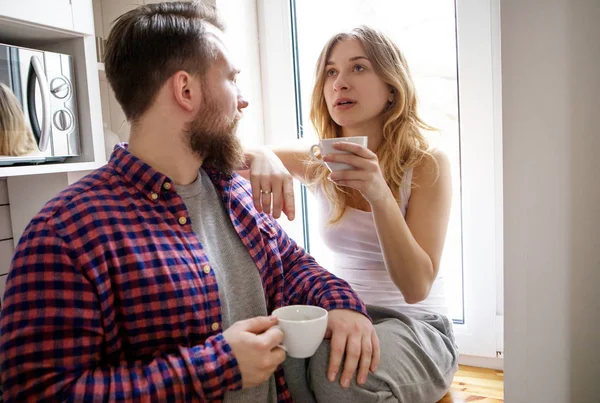 若いカップル自宅のお茶とコーヒーを飲んでいます。 — ストック写真