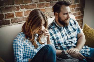 çift televizyon izliyor..