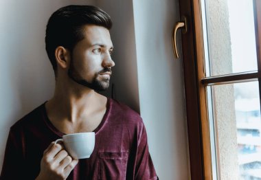 Dinlenme zamanı ile kahve.