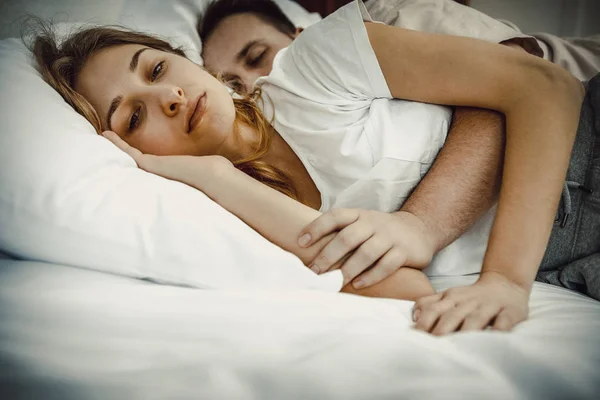 Problemi di insonnia a letto . — Foto Stock