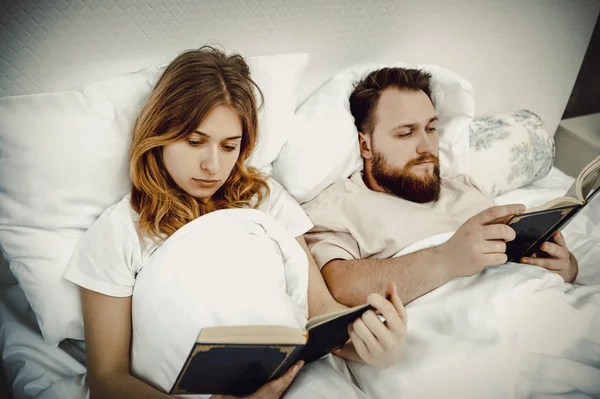 Libro de lectura en la cama . —  Fotos de Stock