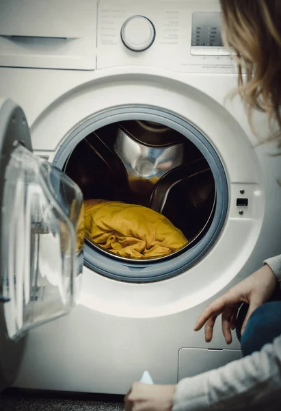 Prepering ruhát mosás. — Stock Fotó
