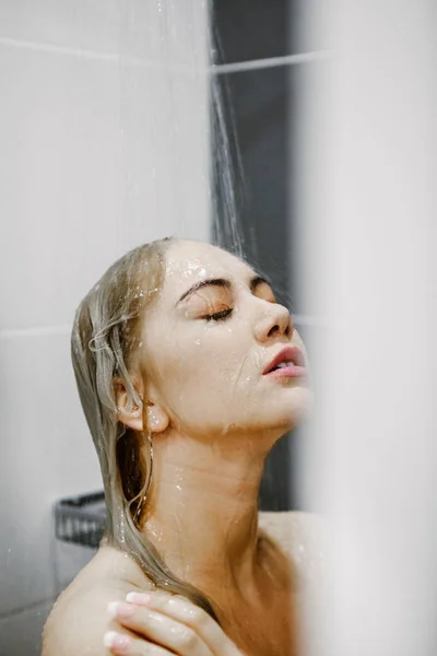 Belle jeune femme nue prenant douche dans la salle de bain — Photo