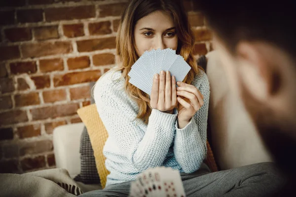 Par leker med kort. — Stockfoto