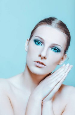 Karanlık göz çekici sarışın üstsüz kadın makyaj