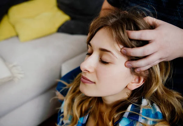 Massagem na cabeça em casa . — Fotografia de Stock