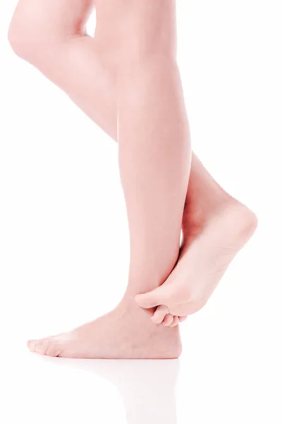 Женские ноги на белом фоне . — стоковое фото