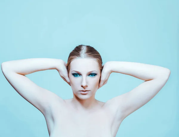 Atractiva mujer rubia desnuda con ojos oscuros conforman — Foto de Stock