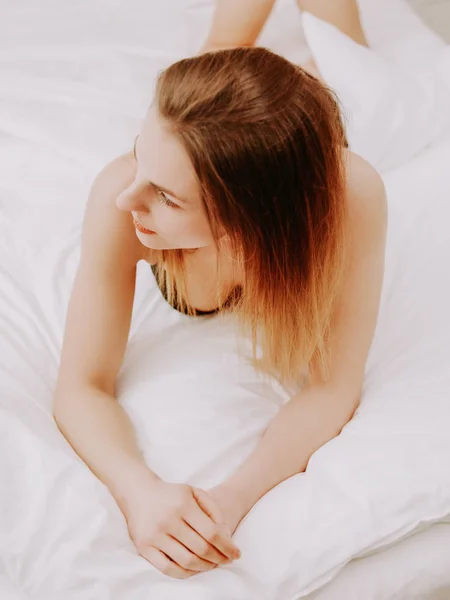 Молодая красивая женщина в постели. — стоковое фото