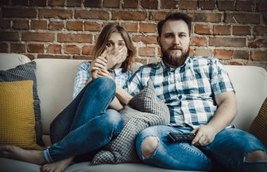 çift televizyon izliyor..